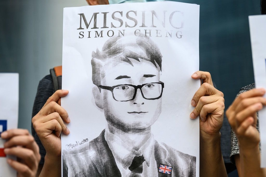 Demonstranti v Hongkongu vyjádřili podporu zmizelému Simonu Chengovi