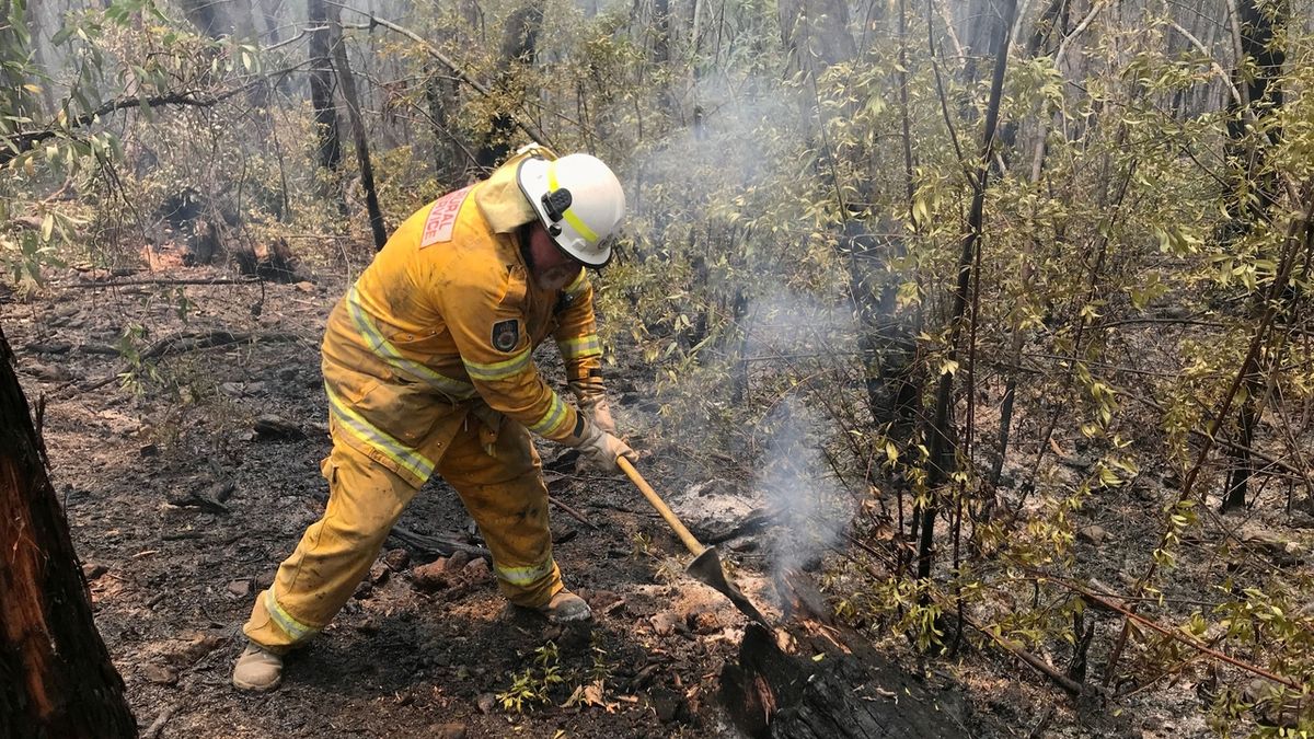Dobrovolný hasič zasahuje v Novém Jižním Walesu.