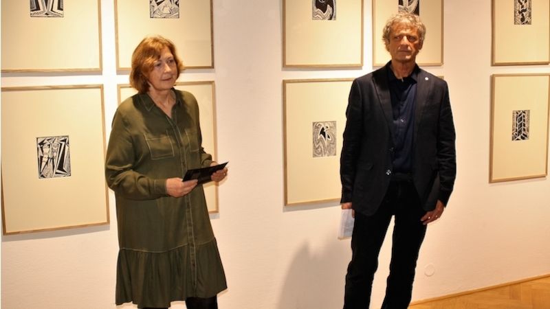 Na snímku zleva ředitelka Galerie Klatovy / Klenová Ing. Hana Kristová a kurátor výstavy PhDr. Jiří Machalický 