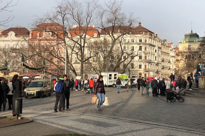 BEZ KOMENTÁŘE: Siréna na Náměstí míru v Praze k uctění obětí střelby