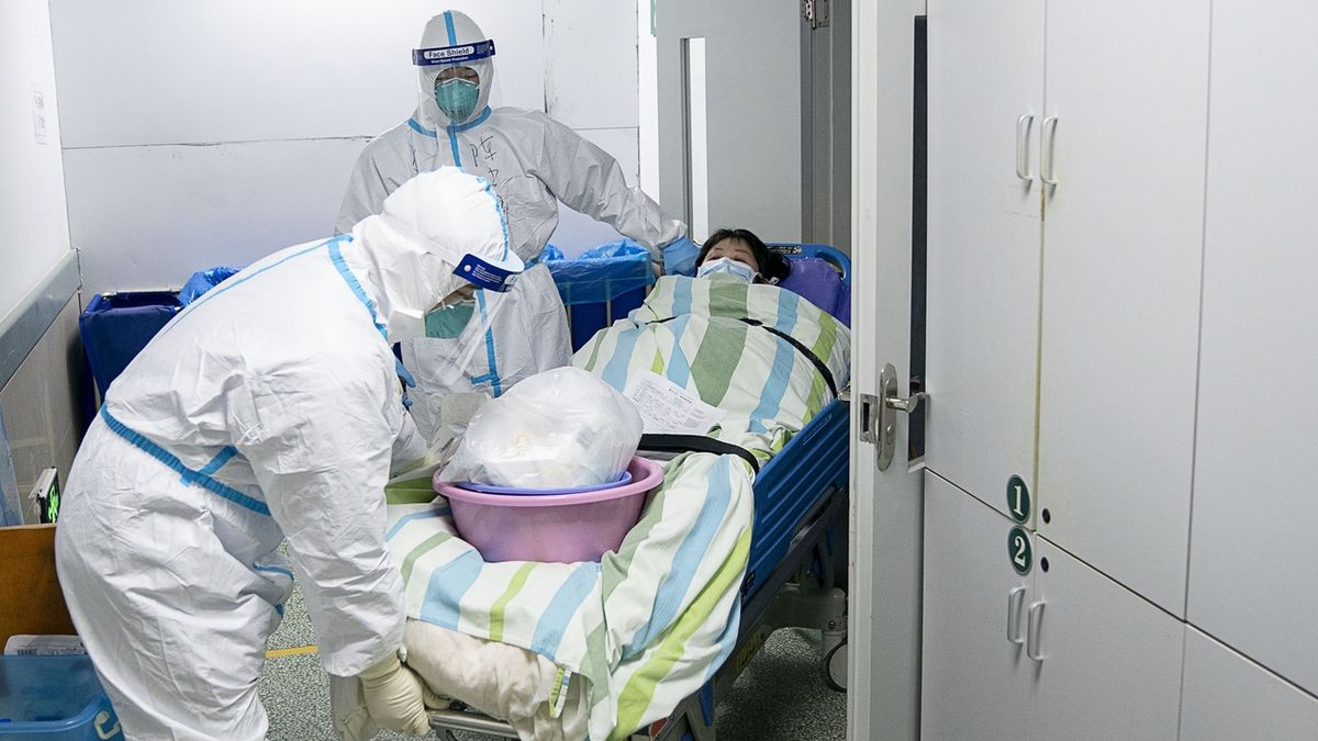 Pacient v karanténě v nemocnici v čínském Wu-chanu.
