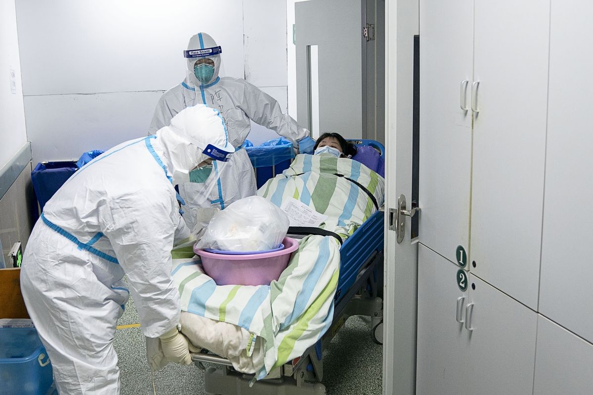 Pacient v karanténě v nemocnici v čínském Wu-chanu