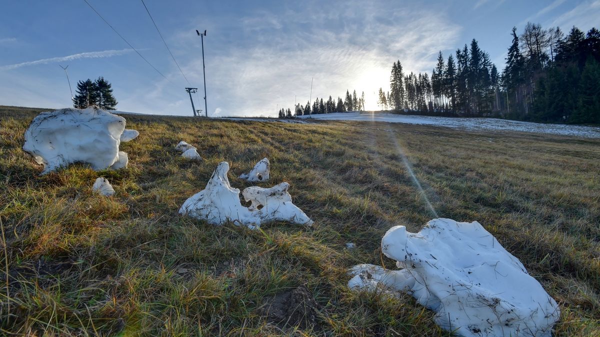 Teplé počasí přerušilo umělé zasněžování v některých skiareálech v Krušných horách. Na snímku ze 17. prosince 2019 jsou zbytky technického sněhu na sjezdovce v lyžařském areálu Bublava na Sokolovsku.