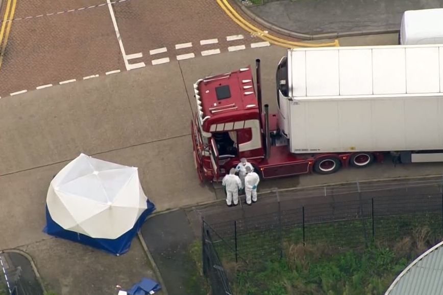 Záznam: Britská policie našla v nákladním kontejneru 39 mrtvol