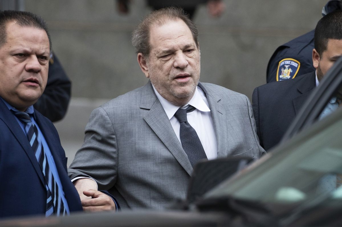 Producent Harvey Weinstein na soud čeká.