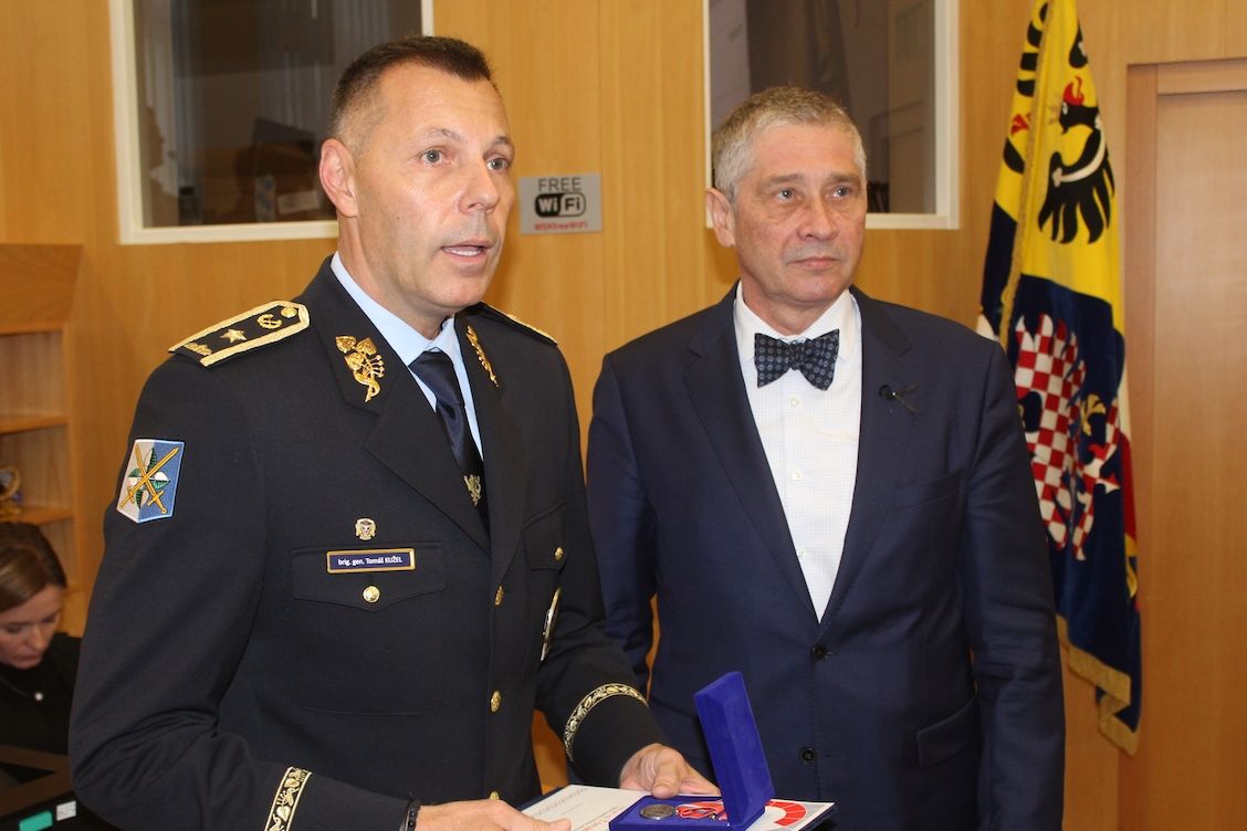 Hejtman Ivo Vondrák (vpravo) předal krajskému policejnímu ředitel Tomáši Kuželovi medaili hejtmana. 