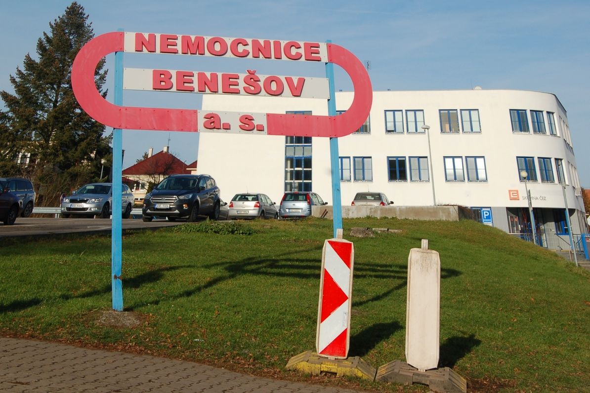Areál benešovské nemocnice, jejíž provoz ochromil počítačový kryptovirus.