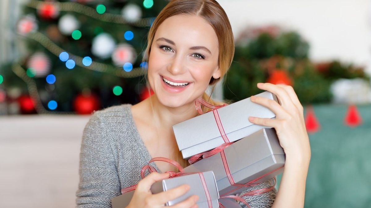 Tipy na dárky, které pod stromečkem potěší každou ženu