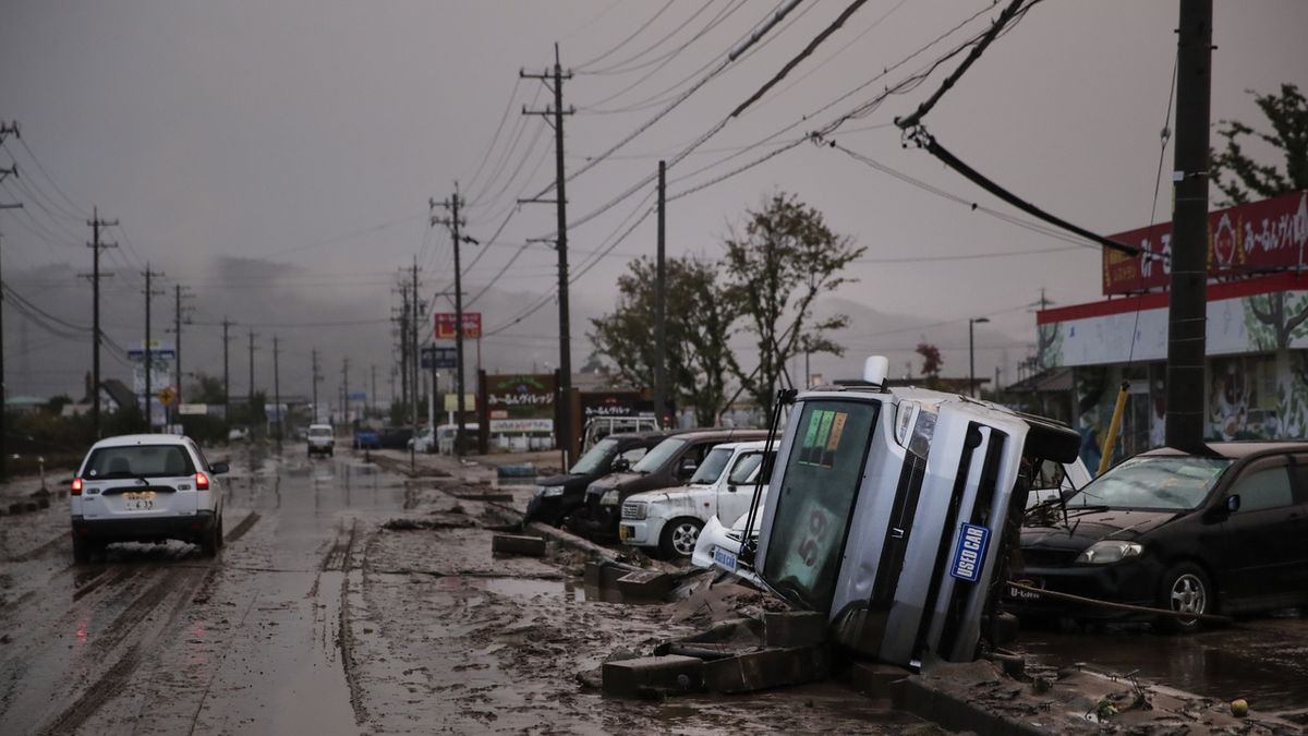 Škody způsobené tajfunem ve městě Hojasu na záběru z pondělí 