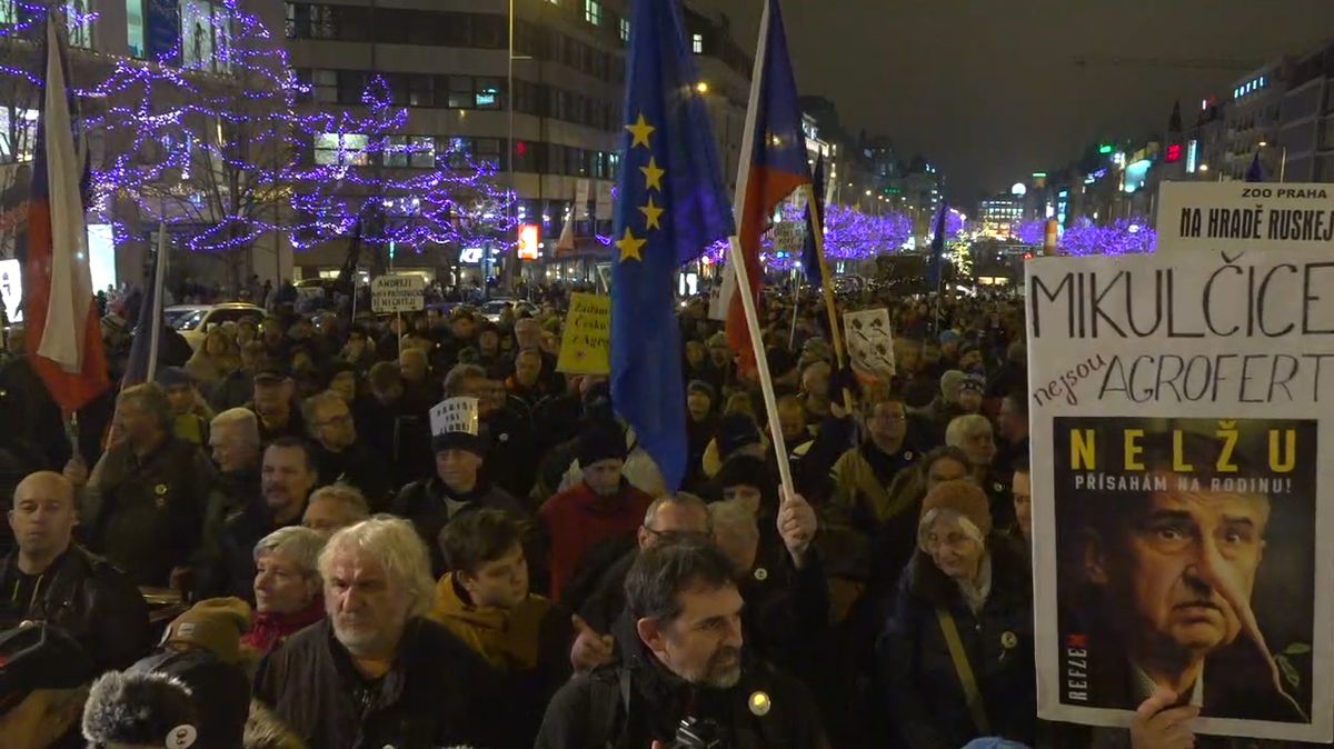 Demonstrace proti Babišovi v Praze