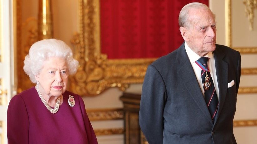 Královna Alžběta II. a princ Philip, krátce po nehodě při focení se členy Řádu Za zásluhy.