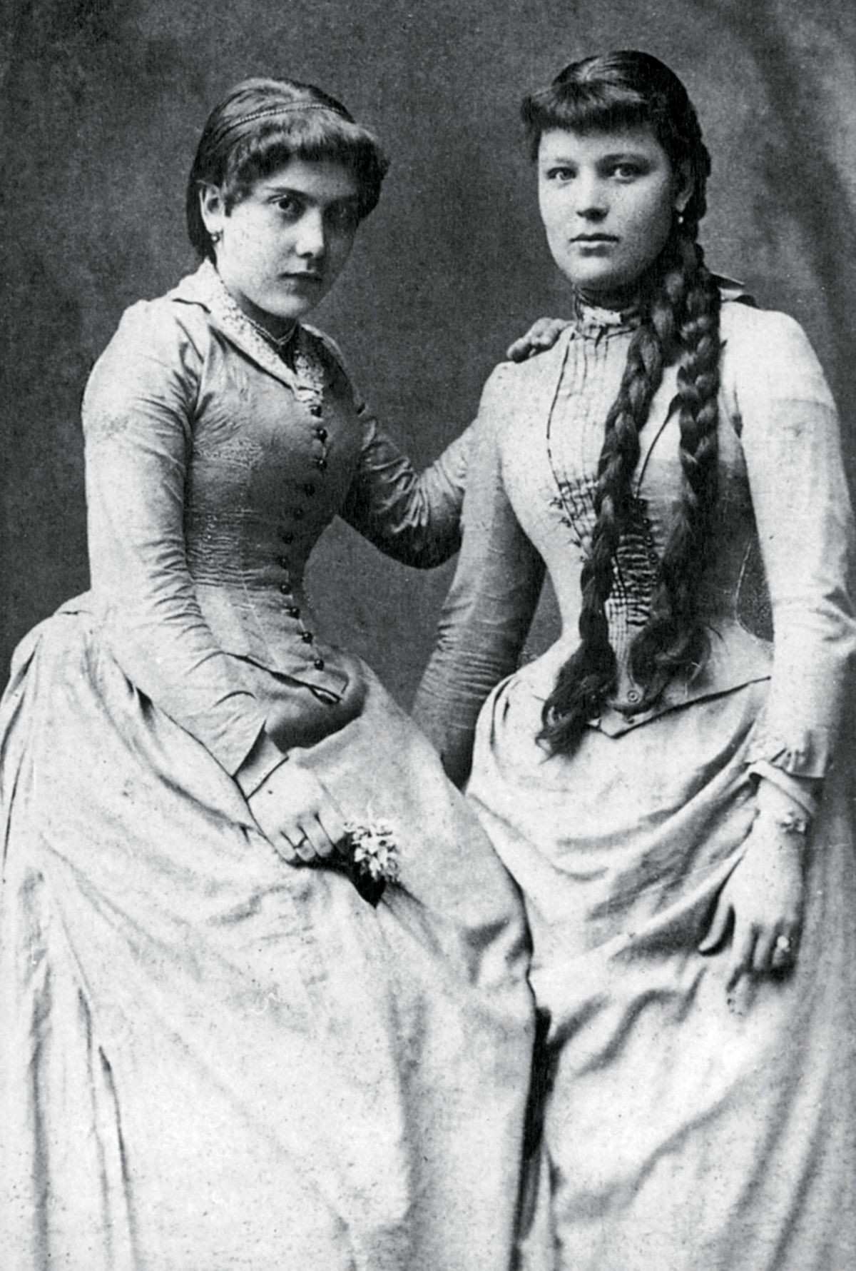 Dvě sešněrované dívky v 80. letech 19. století