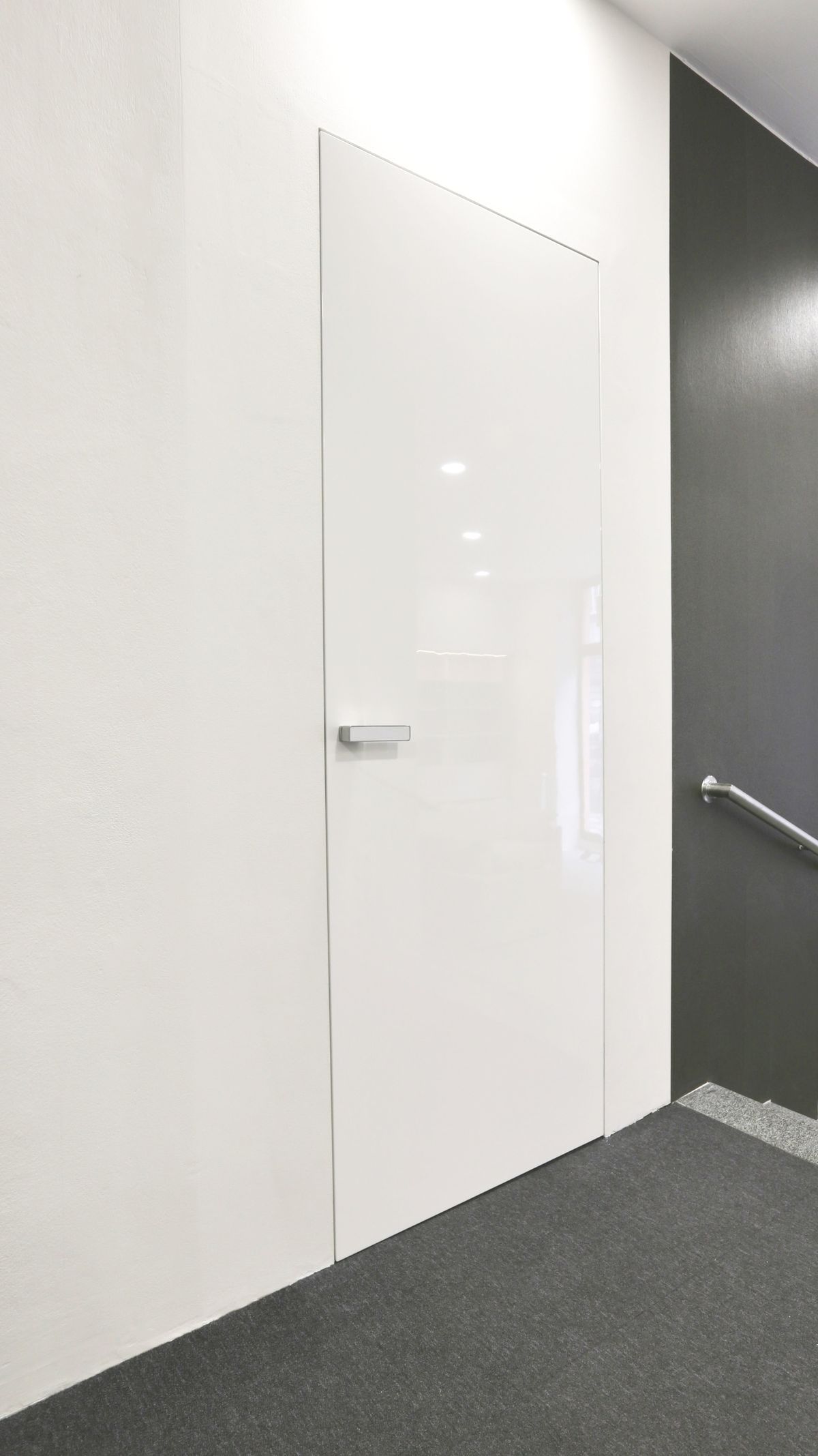 Neviditelné řešení zárubní kliky a sjednocení vzhledu dveří s okolní stěnou se ideálně hodí do minimalisticky laděných interiérů.