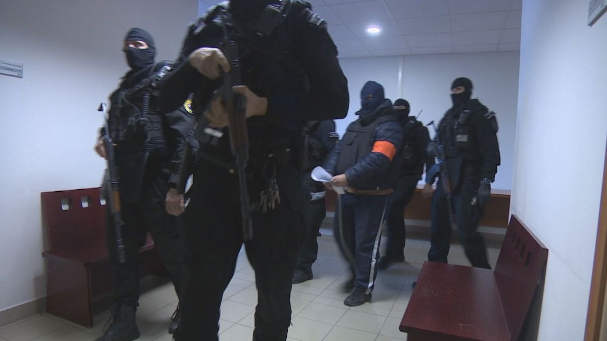 Zoltána Andruskóa v kukle přivádějí k soudu po zuby ozbrojení policisté.
