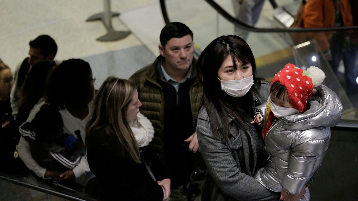 Cestující z Číny na letišti v Tacomě v USA