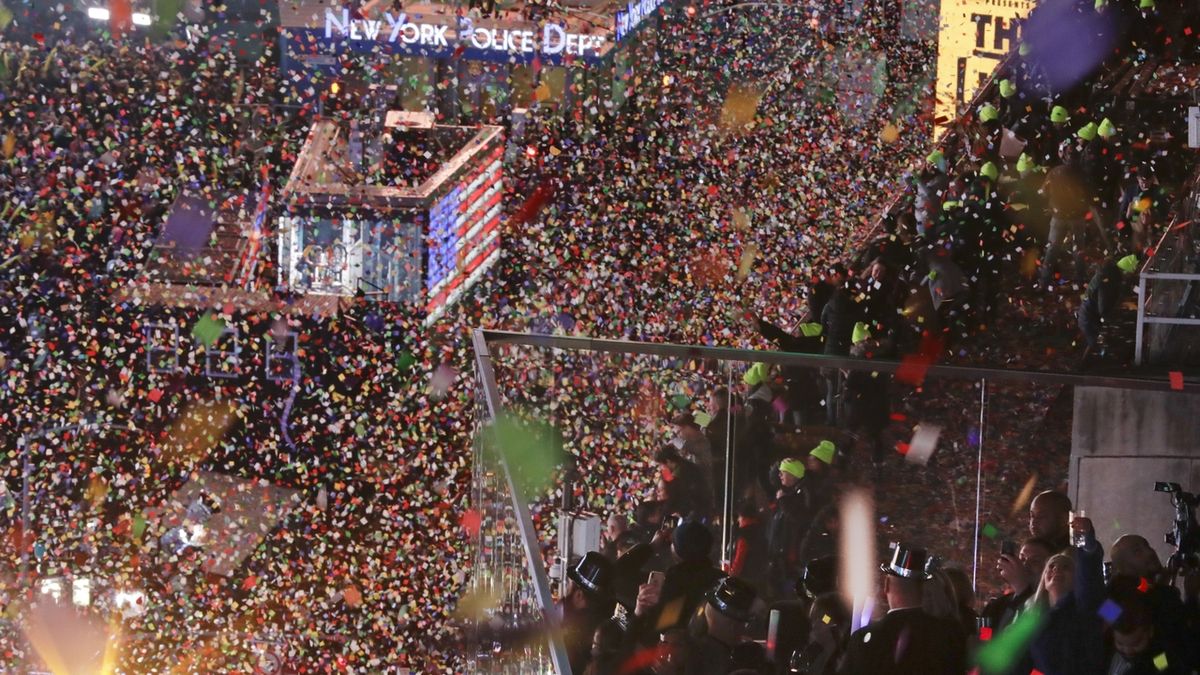 Na Times Square v New Yorku dorazil milion lidí, aby přivítal nový rok 2020