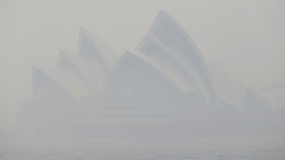 Kouř zahalil operu v Sydney.