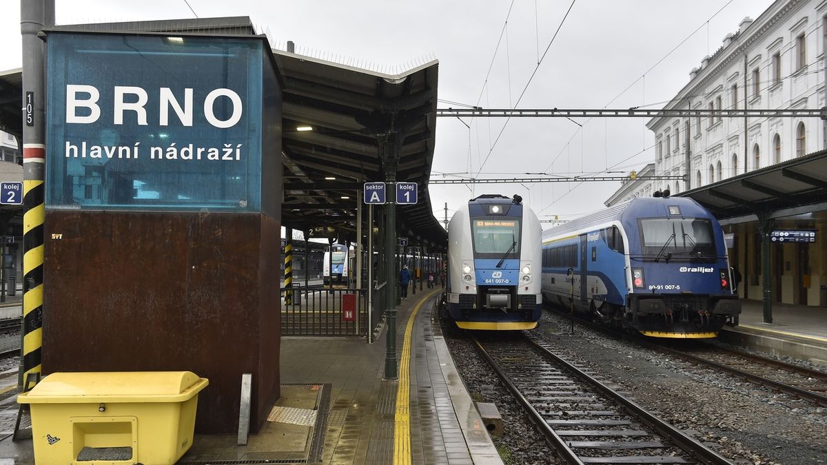 Mladíci jeli na zadním nárazníku expresu z Brna na Vídeň, vlak musel za městem zastavit