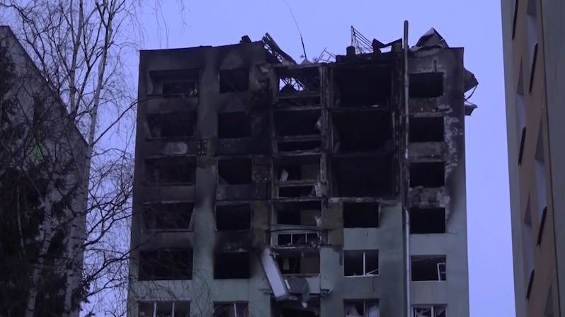 Záběry na vyhořelý panelák v Prešově ze sobotního dopoledne
