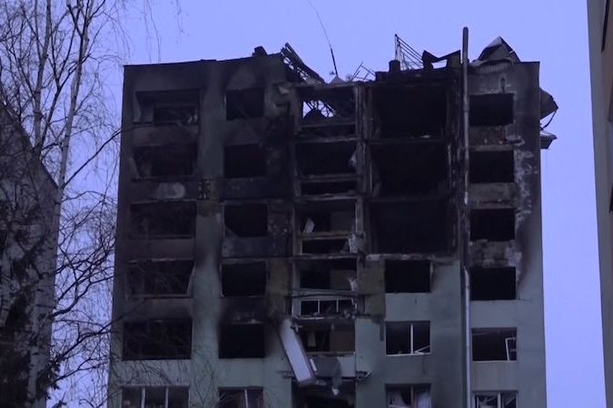 BEZ KOMENTÁŘE: Záběry na vyhořelý panelák v Prešově ze sobotního dopoledne