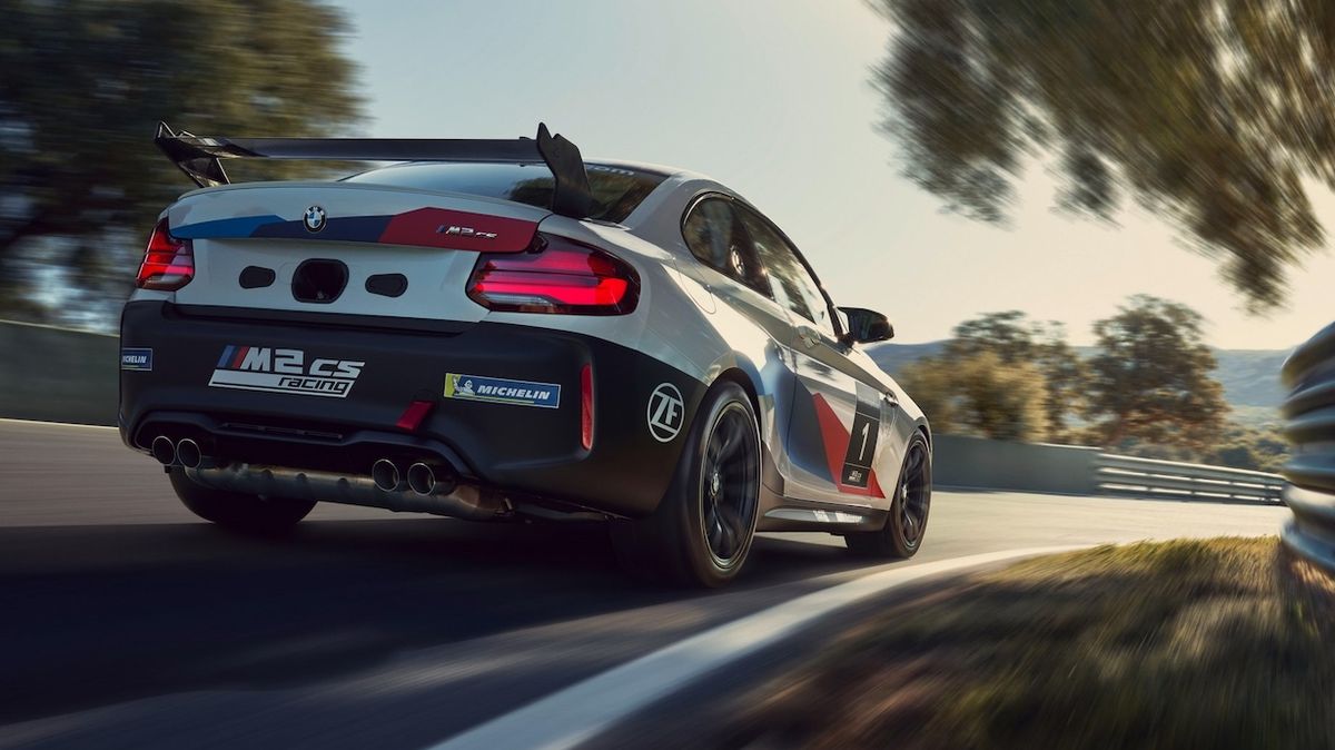BMW M2 CS Racing má odlišný zadní spoiler.