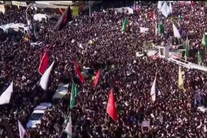 BEZ KOMENTÁŘE: Tisíce lidí čekaly v Ahvazu na přílet letadla s rakví generála Sulejmáního
