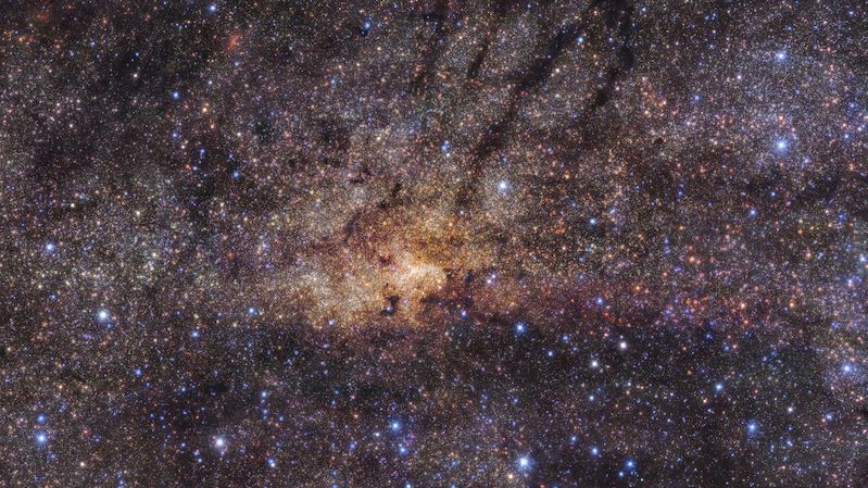 Střed Mléčné dráhy nese pradávné stopy nespoutaného zrodu hvězd
