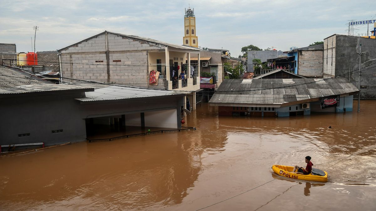 Jakartu zasáhly lijáky, které vedly k rozsáhlým záplavám