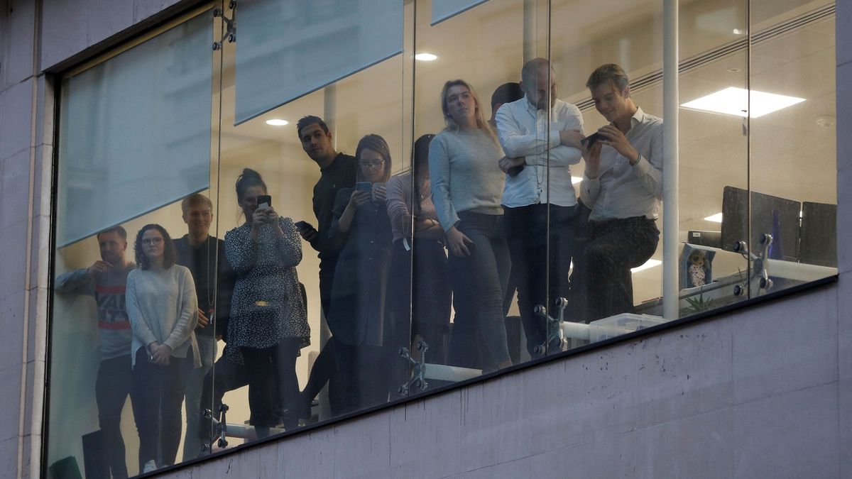 Lidé z kanceláře sledují dění po útoku na London Bridge