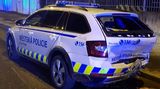 Pronásledovaný řidič vrazil v Praze do hlídky strážníků, jednoho těžce zranil