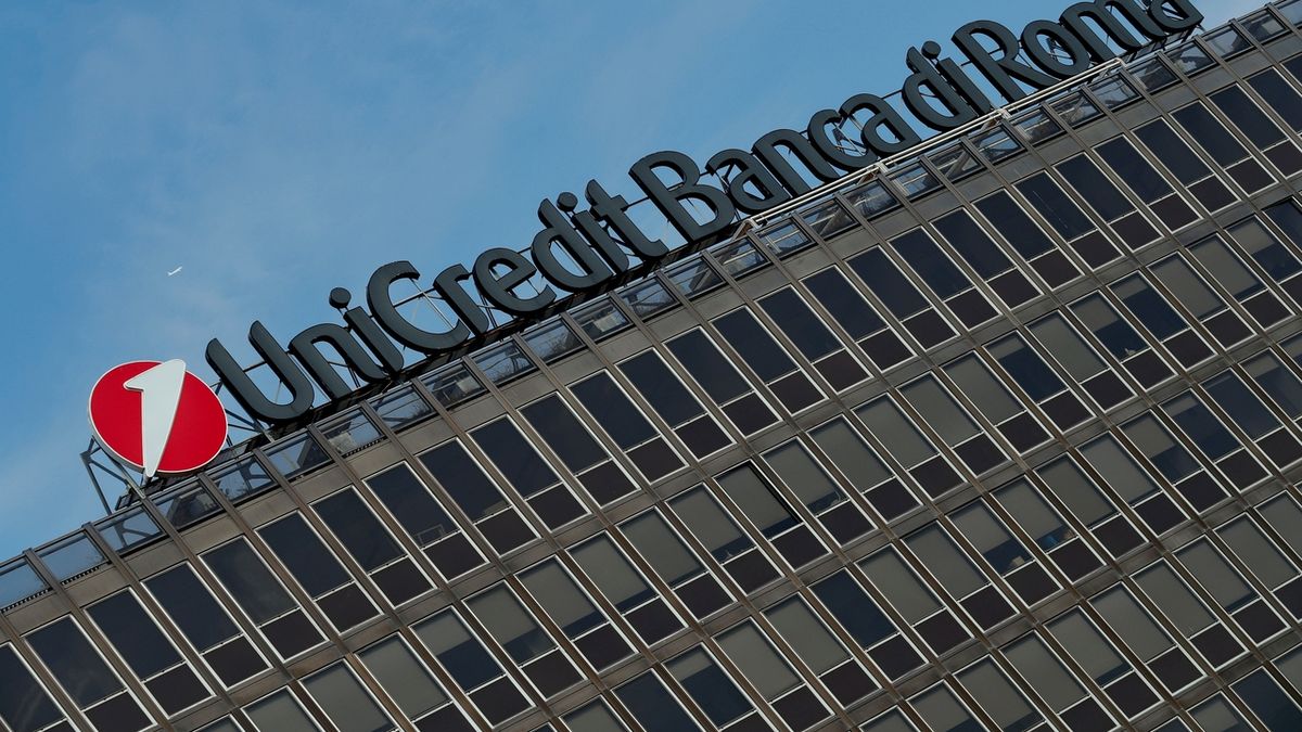 UniCredit Bank v ČR a na Slovensku klesl zisk o polovinu na pět miliard