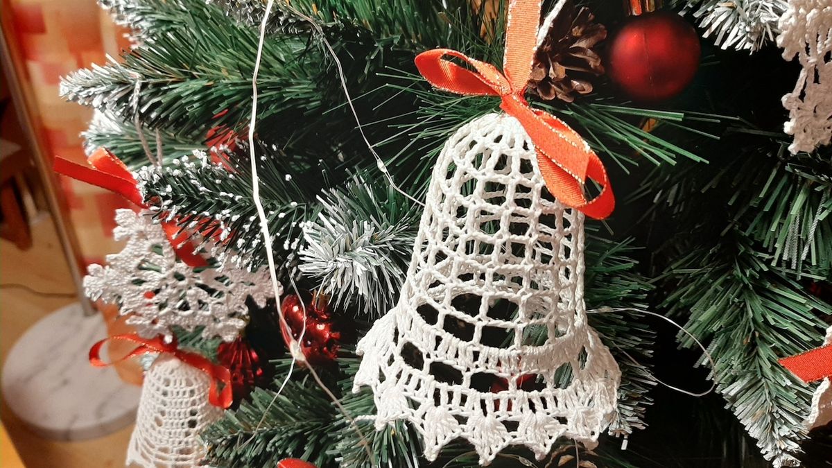 Čtenářka Hanka se letos rozhodla vyzkoušet svůj vánoční stromek ozdobit vlastnoručně uháčkovanými ozdobami.