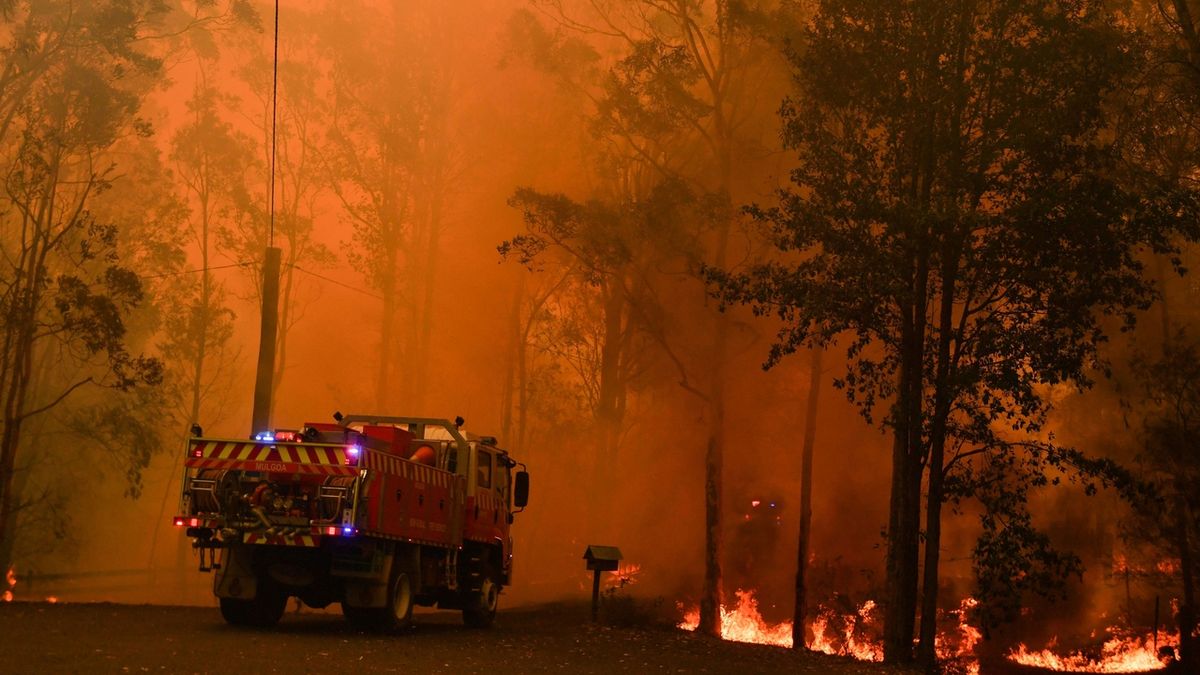 Auto australských hasičů u požáru ve Werombi 50 km jihozápadně od Sydney 