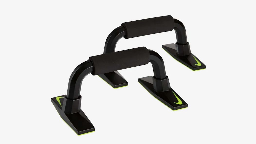 Pozvedni svoje cvičení na nový level s opěrkou na kliky Nike 3.0. Měkké ergonomické pěnové rukojeti a stabilní protiskluzová základna pomůžou udržovat dobrou formu a zvyšovat intenzitu, 840 Kč