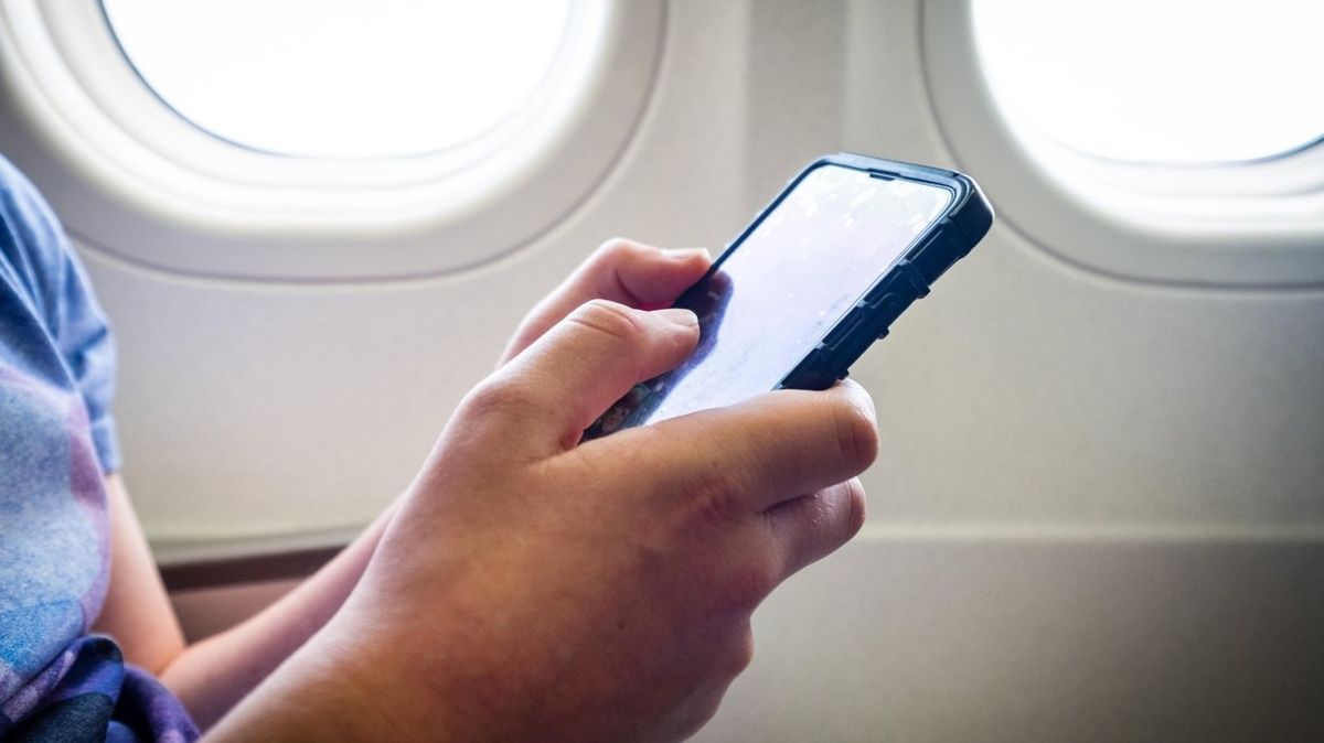 Pár vykázali z letadla kvůli využívání osobní wifi s nevhodným názvem