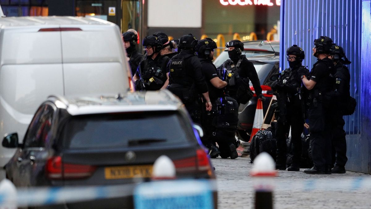 Policisté poblíž místa útoku na London Bridge