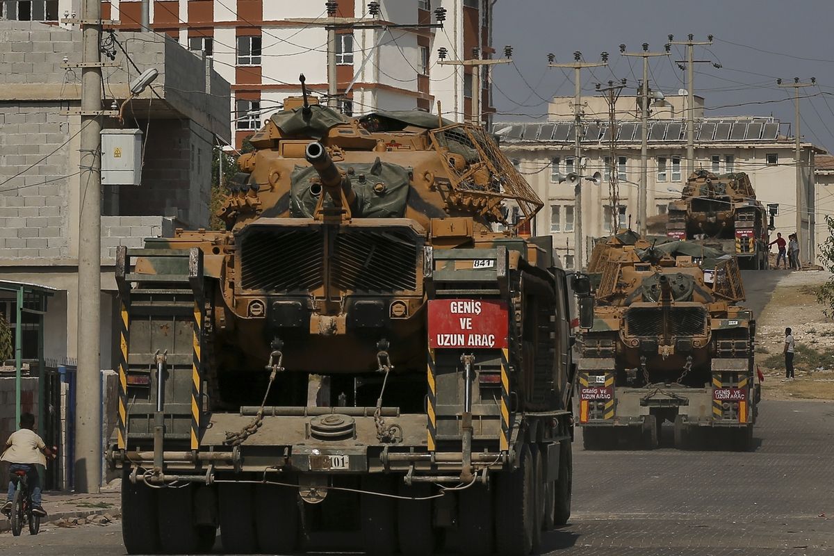Tanky turecké armády na okraji města Akcakale 