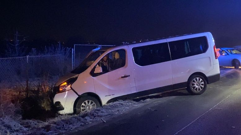 V Česku namrzají silnice, na D1 se stala hromadná nehoda