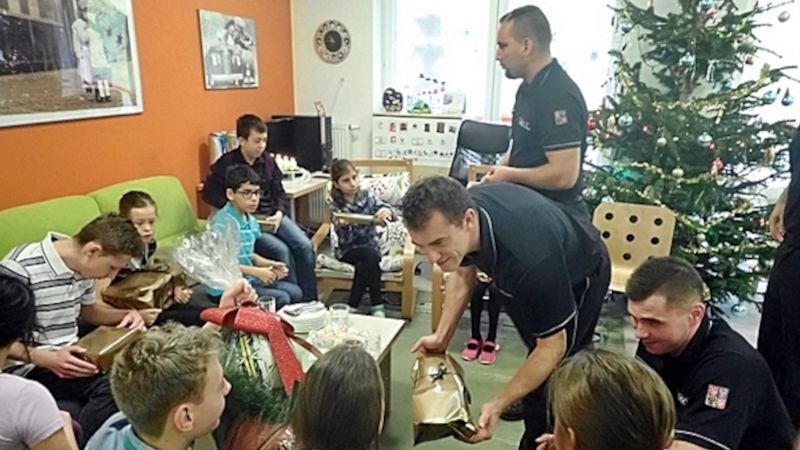 Zlínští hasiči rozdávali dárky a radost nemocným dětem