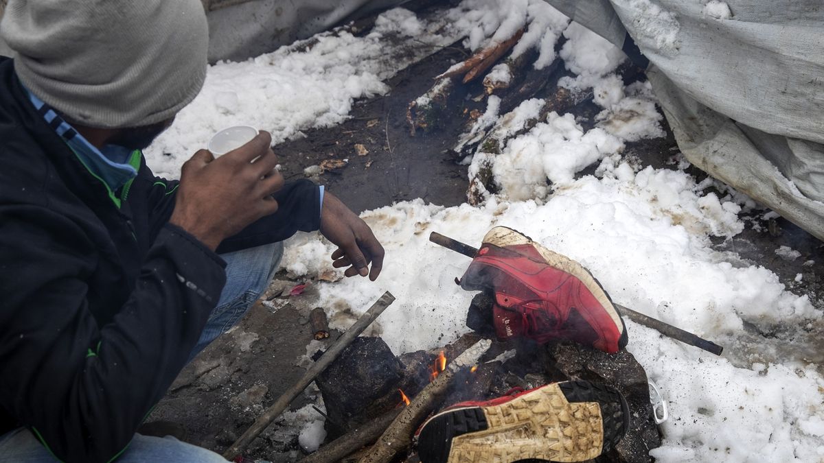Rada Evropy varuje před podmínkami, které panují v provizorním bosenském táboře pro migranty Vucjak. Lidé tu nemají v nadcházející zimě dost jídla, teplého oblečení ani odpovídající přístřešky. 2. prosince 2019