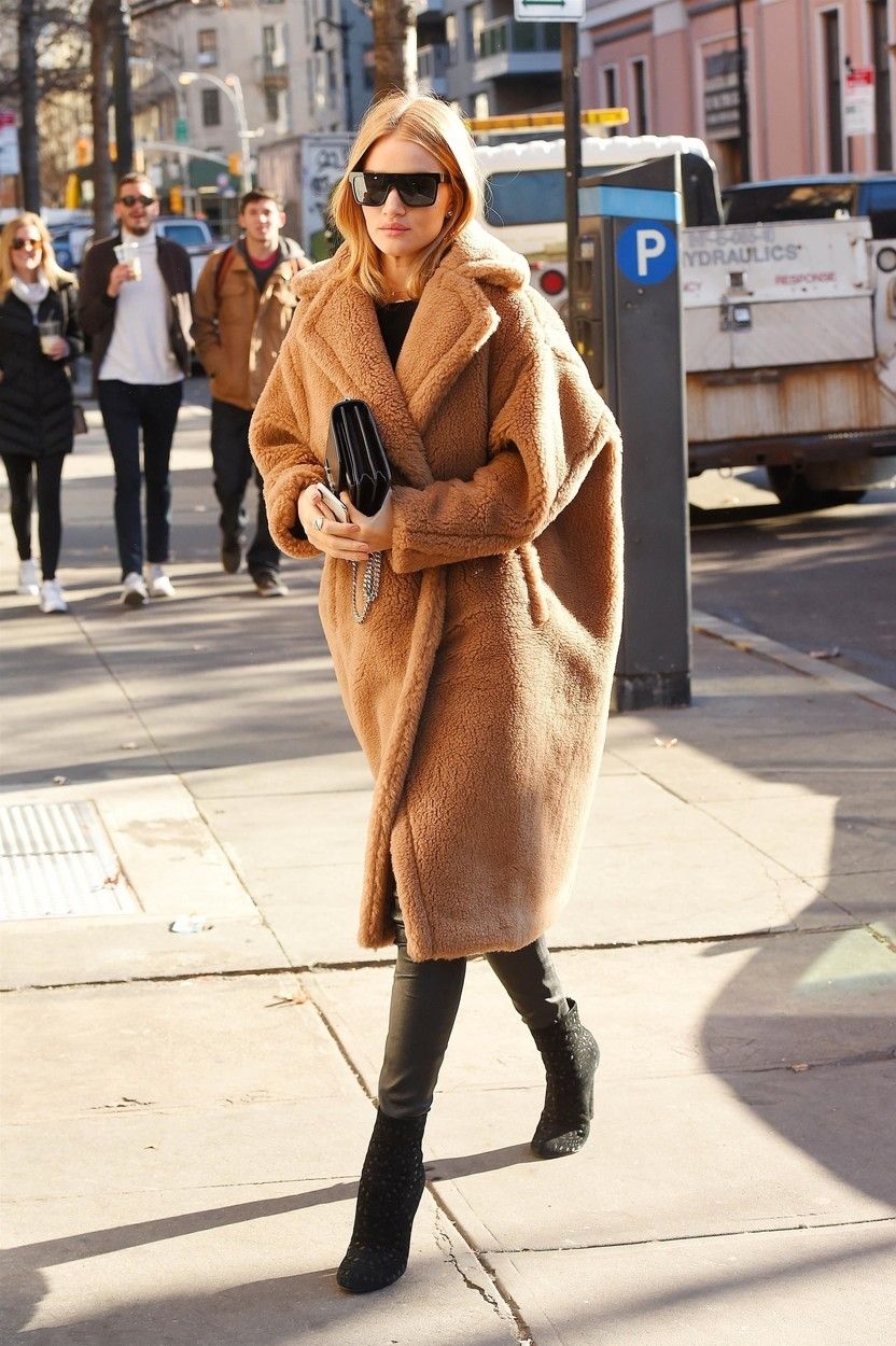 Modelka Rosie Huntington-Whiteleyová v medvědím kabátu