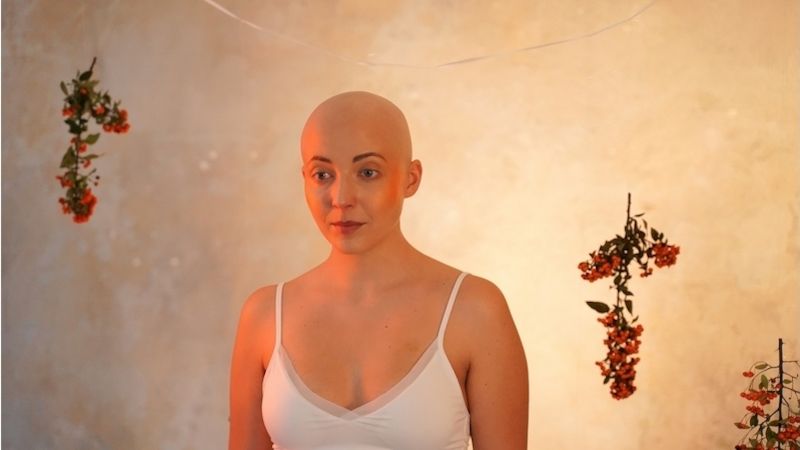 Kvůli léčbě onkologického onemocnění přišla Slováčková o vlasy, ale ani to ji nebrání v práci