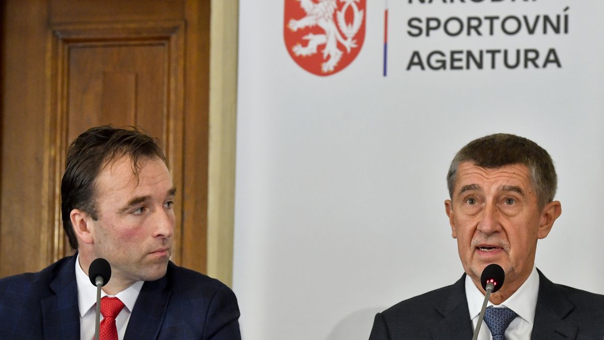 Zleva předseda Národní sportovní agentury (NSA) Milan Hnilička a premiér Andrej Babiš (ANO)