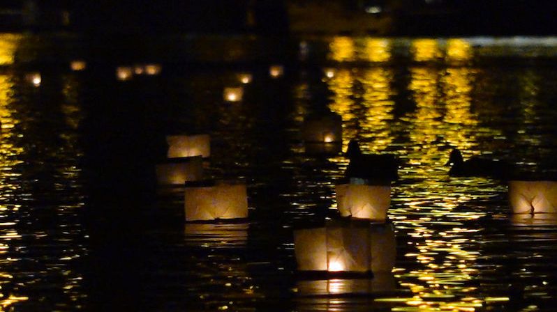 Vltavu rozzářily stovky lampionů s dětskými přáními