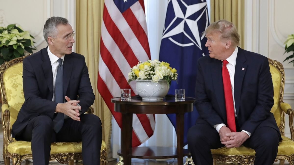 Americký prezident Donald Trump při jednání s generálním tajemníkem NATO Jensem Stoltenbergem