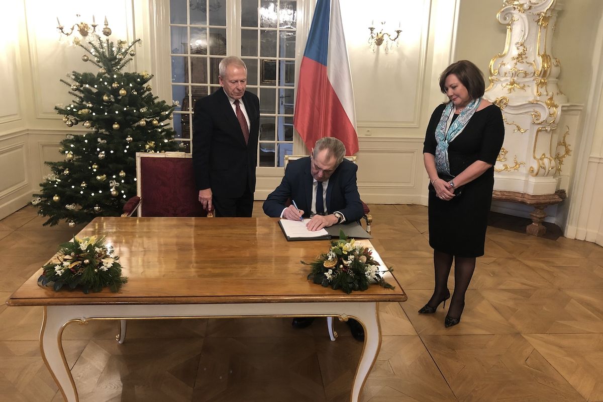Zákon podepsal prezident Miloš Zeman za přítomnosti ministryně financí Aleny Schillerové (za ANO).