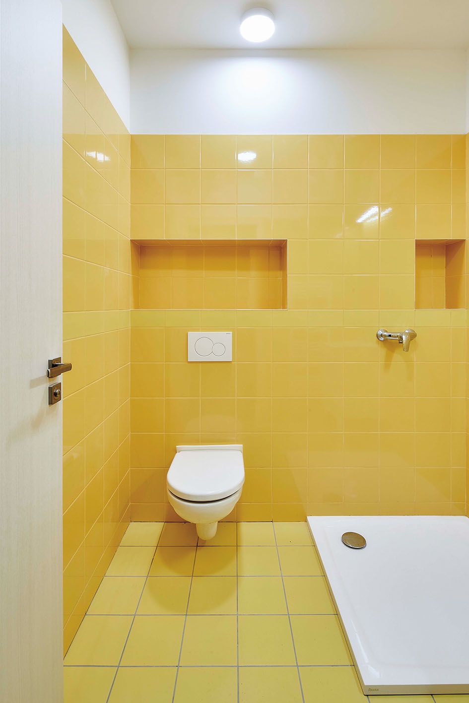 Niky v koupelně lze obložit a využít je na ukládání hygienických potřeb.