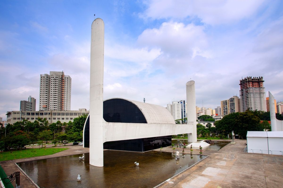 Památník Latinské Ameriky od Oscara Niemeyera (část).