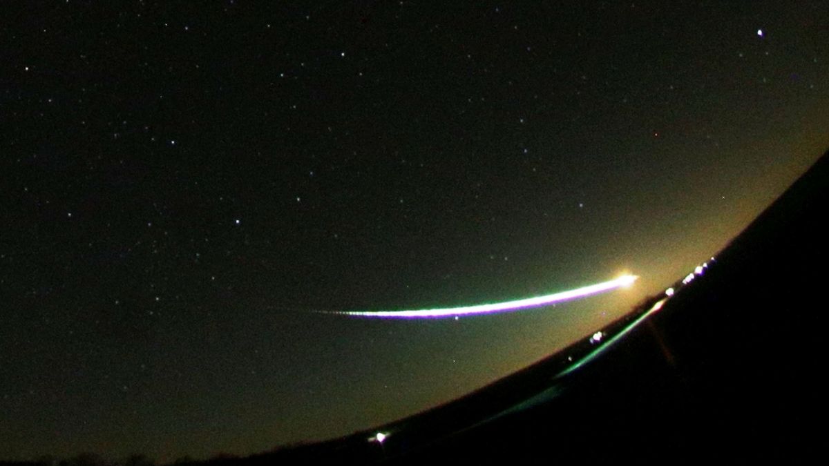 Výřez z celooblohového snímku bolidu EN050120_030159 ze stanice ČHMÚ v Kocelovicích. Přerušování světelné stopy bolidu (16krát za sekundu) je způsobeno elektronickou clonou, umožňuje určit rychlost a brždění bolidu na jeho celé světelné dráze v atmosféře.