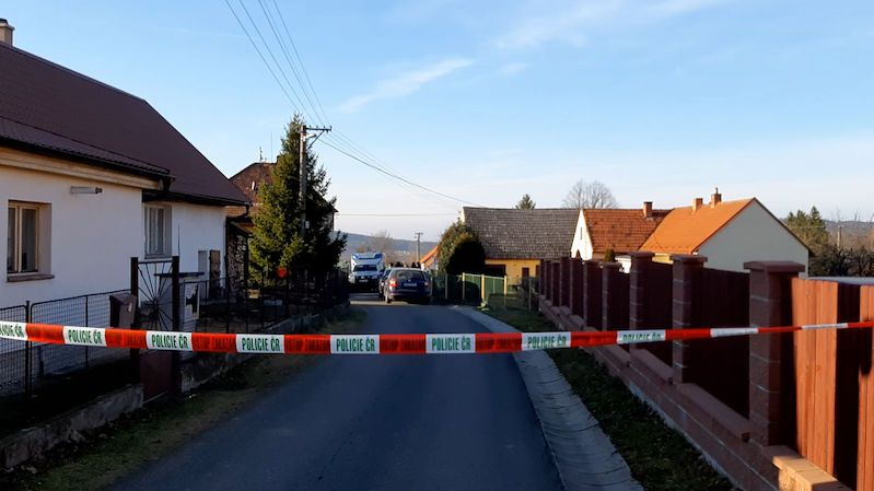 V domě na Plzeňsku našli dvě mrtvá těla, má jít o sebevraždu matky se synem